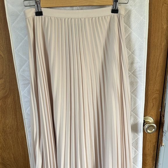Banana Republic Cream Maxi Skirt - Picture 2 of 4